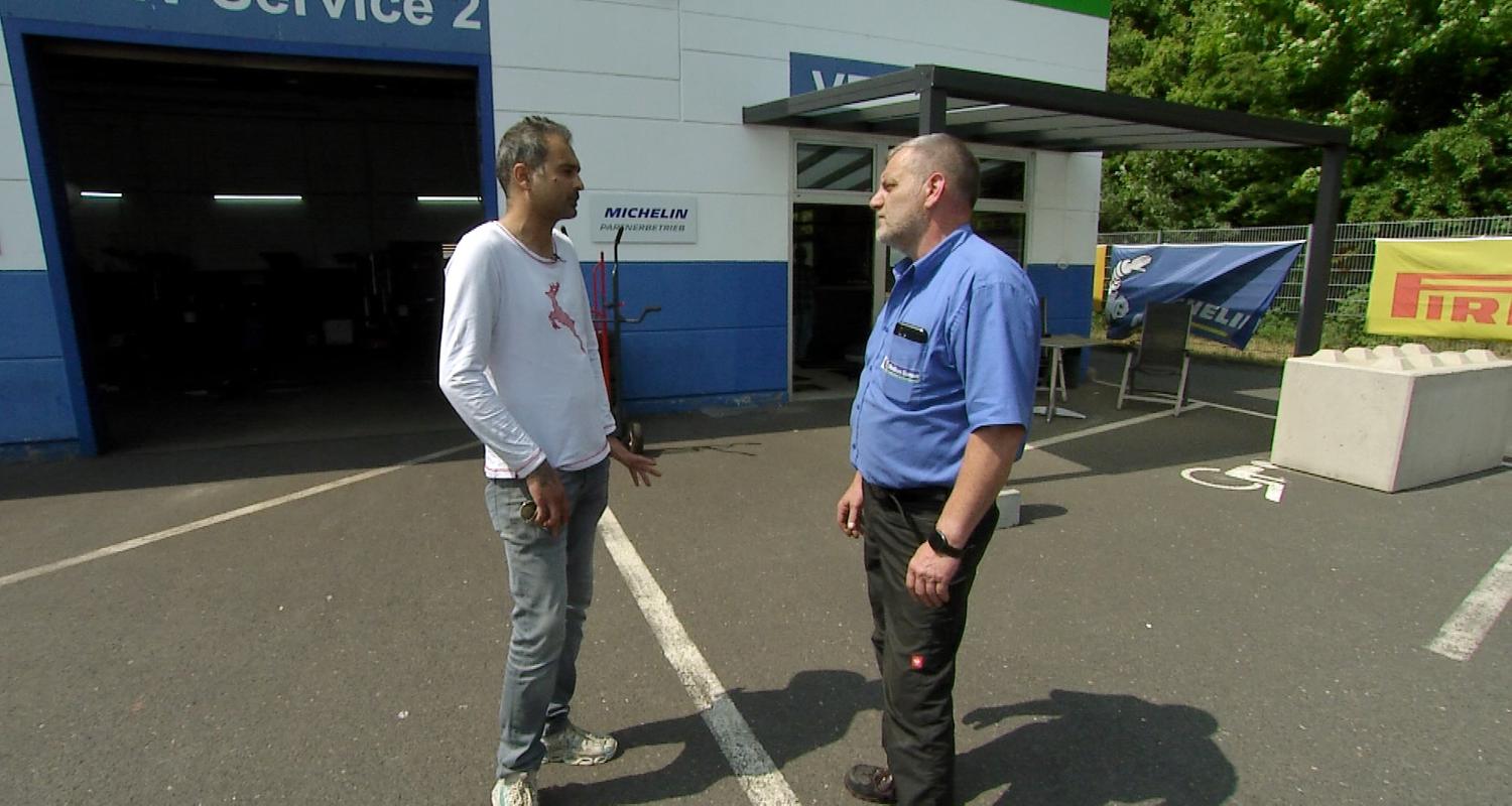 Ali Gholami (l.) mit Steffen Kinzel, Filialleiter "Reifen Simon" Mainaschaff