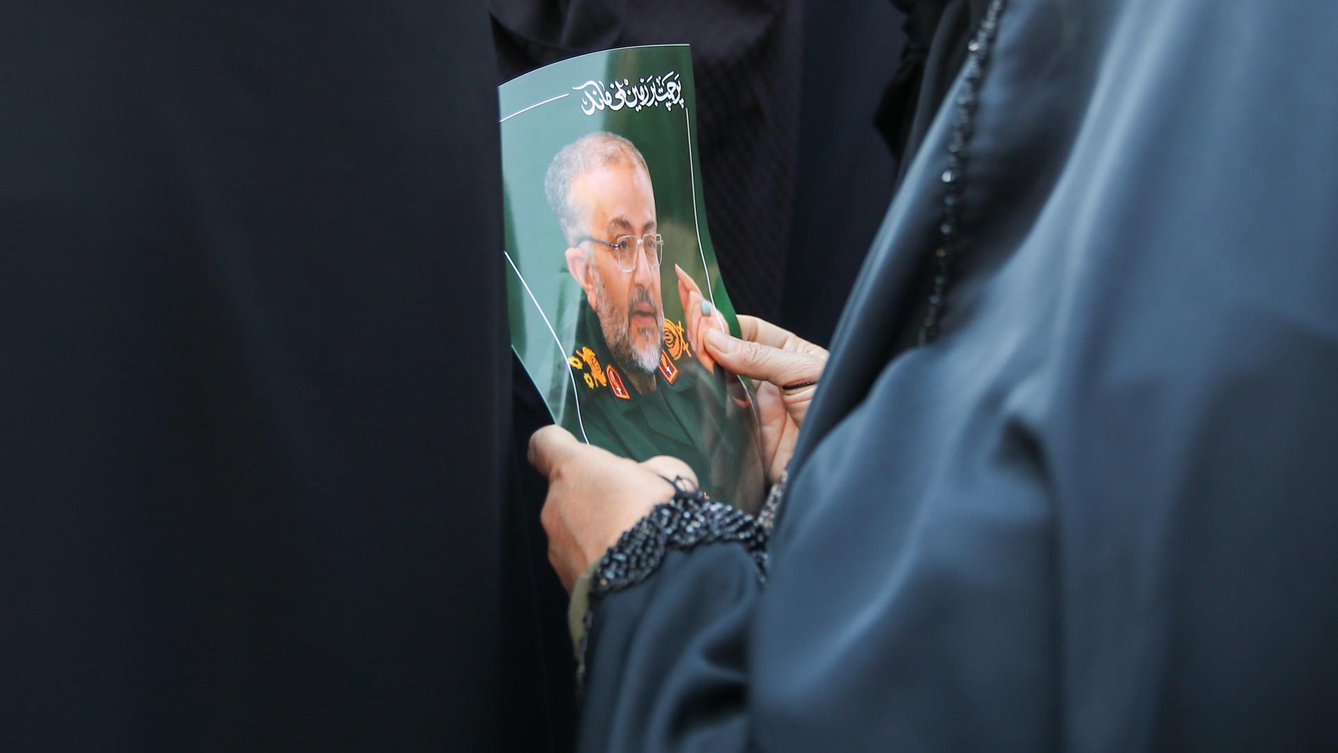 Eine Person hält ein Foto während der Beerdigung des Generalsekretärs des iranischen Obersten Nationalen Sicherheitsrates, Ali Laridschani, der bei einem Luftangriff in Teheran getötet wurde.