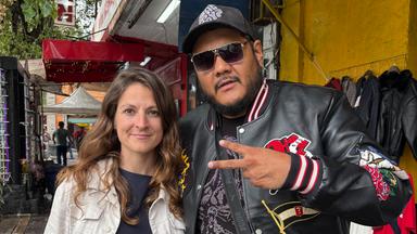 ZDF-Reporterin Alica Jung und Salvador Antonio Gómez Hubert, kurz Bebe