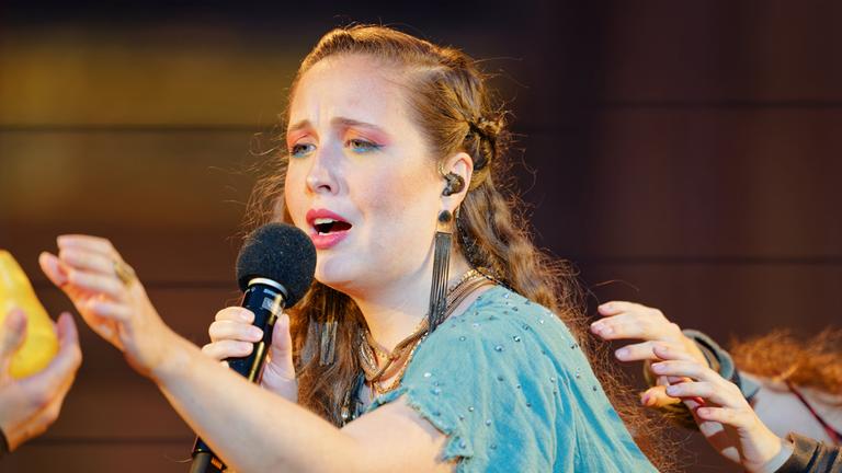 Sängerin Alice Merton steht bei der Fotoprobe zum diesjährigen Stück der Nibelungen-Festspiele mit dem Titel Die Hunnenkönigin" auf der Bühne.
