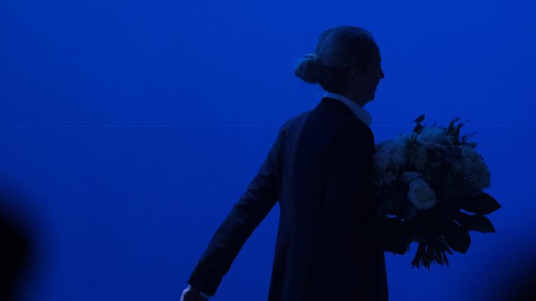 Alice Weidel, Kanzlerkandidatin der AfD, verlässt die Bühne während des Wahlkampfauftakts der AfD.