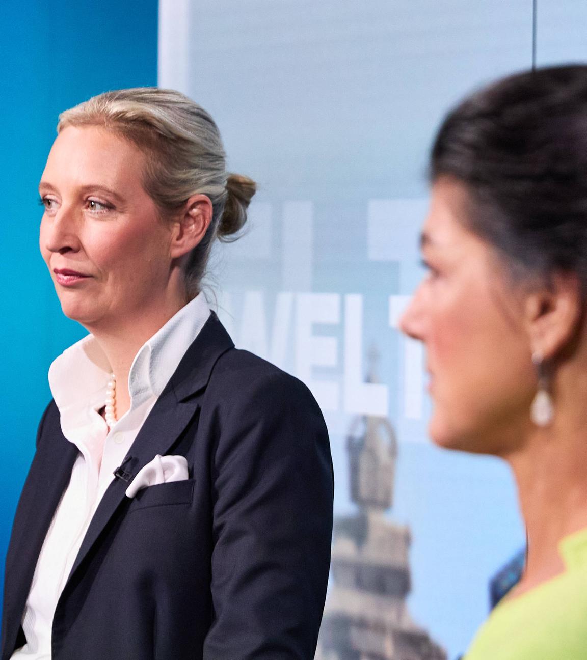 Sahra Wagenknecht und Alice Weidel, Chefinnen der BSW und AfD, am 09.10.2024 eines TV-Duells in Berlin vor der Kamera.