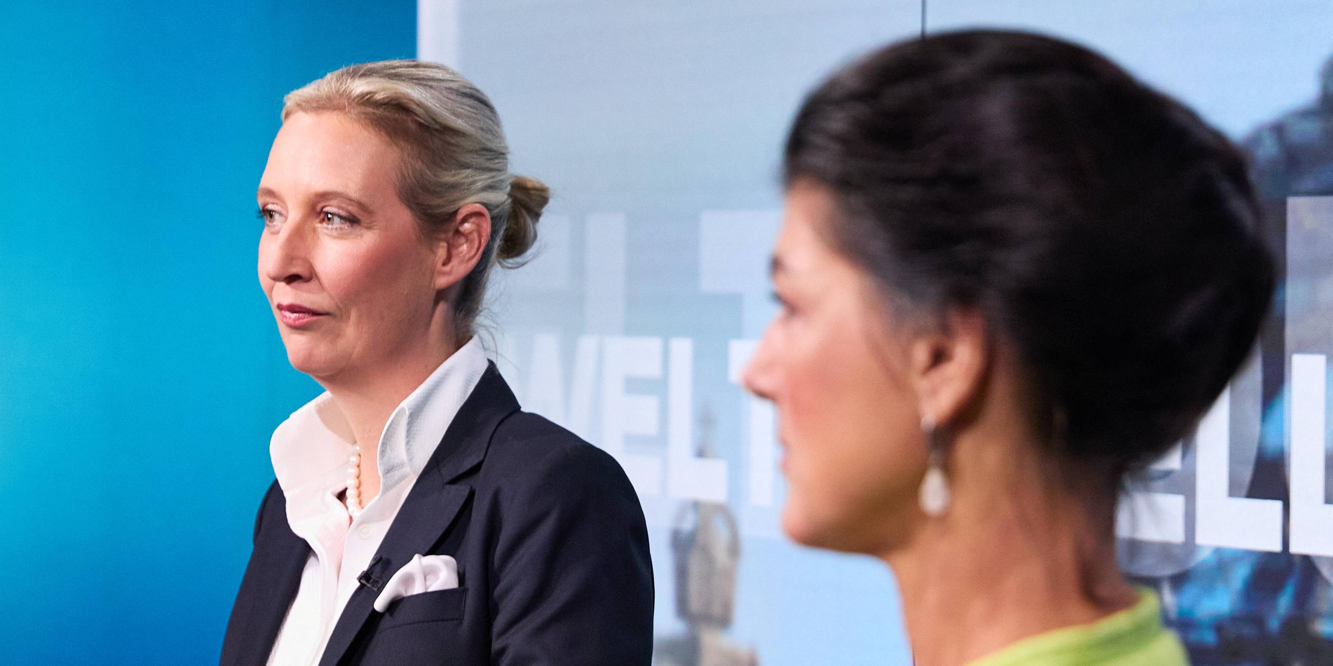 Sahra Wagenknecht und Alice Weidel, Chefinnen der BSW und AfD, am 09.10.2024 eines TV-Duells in Berlin vor der Kamera.