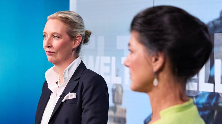 Sahra Wagenknecht und Alice Weidel, Chefinnen der BSW und AfD, am 09.10.2024 eines TV-Duells in Berlin vor der Kamera.