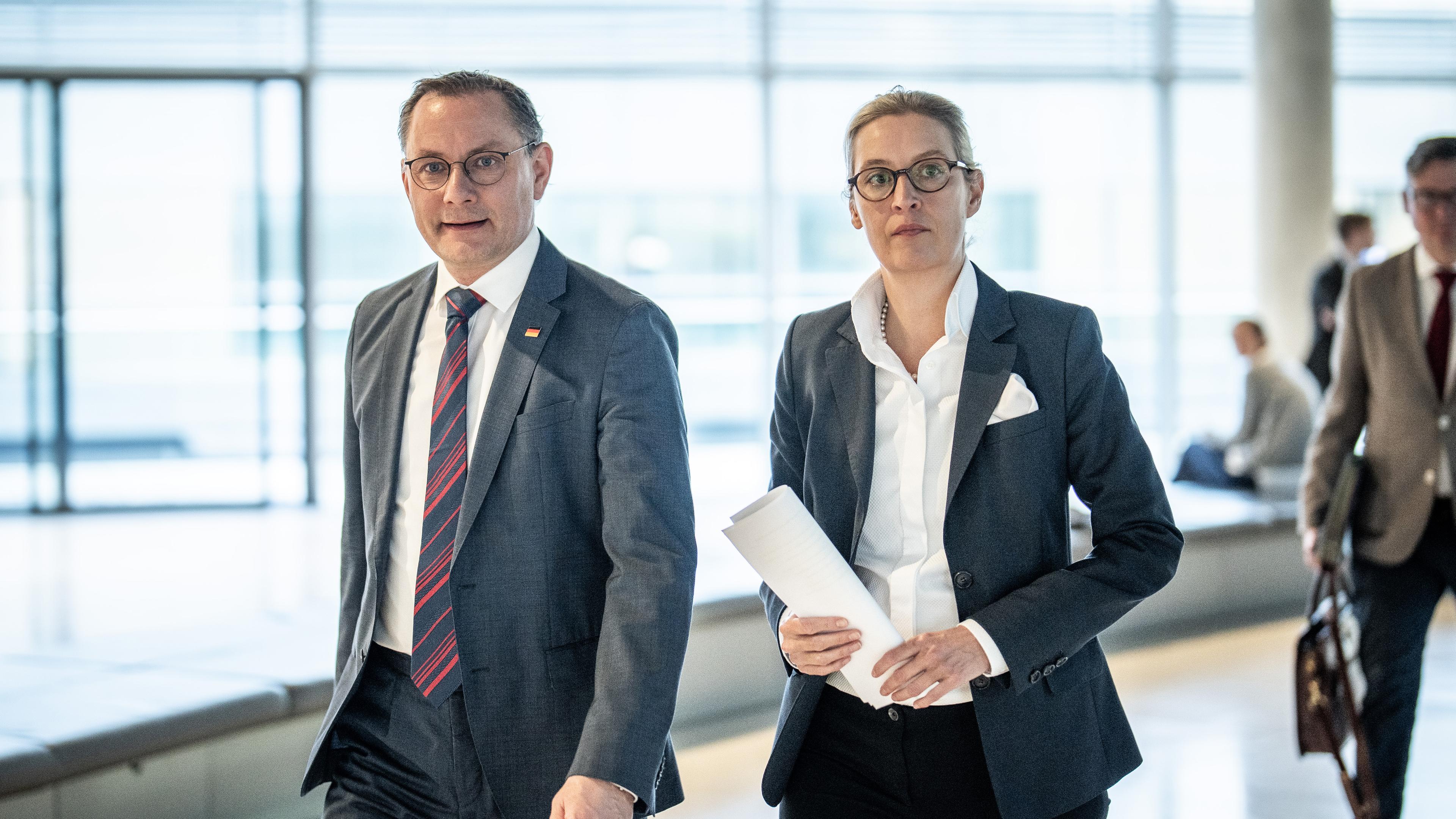 Alice Weidel und Tino Chrupalla kommen zu einem Pressestatement vor der Fraktionssitzung im Bundestag am 12.12.2023.