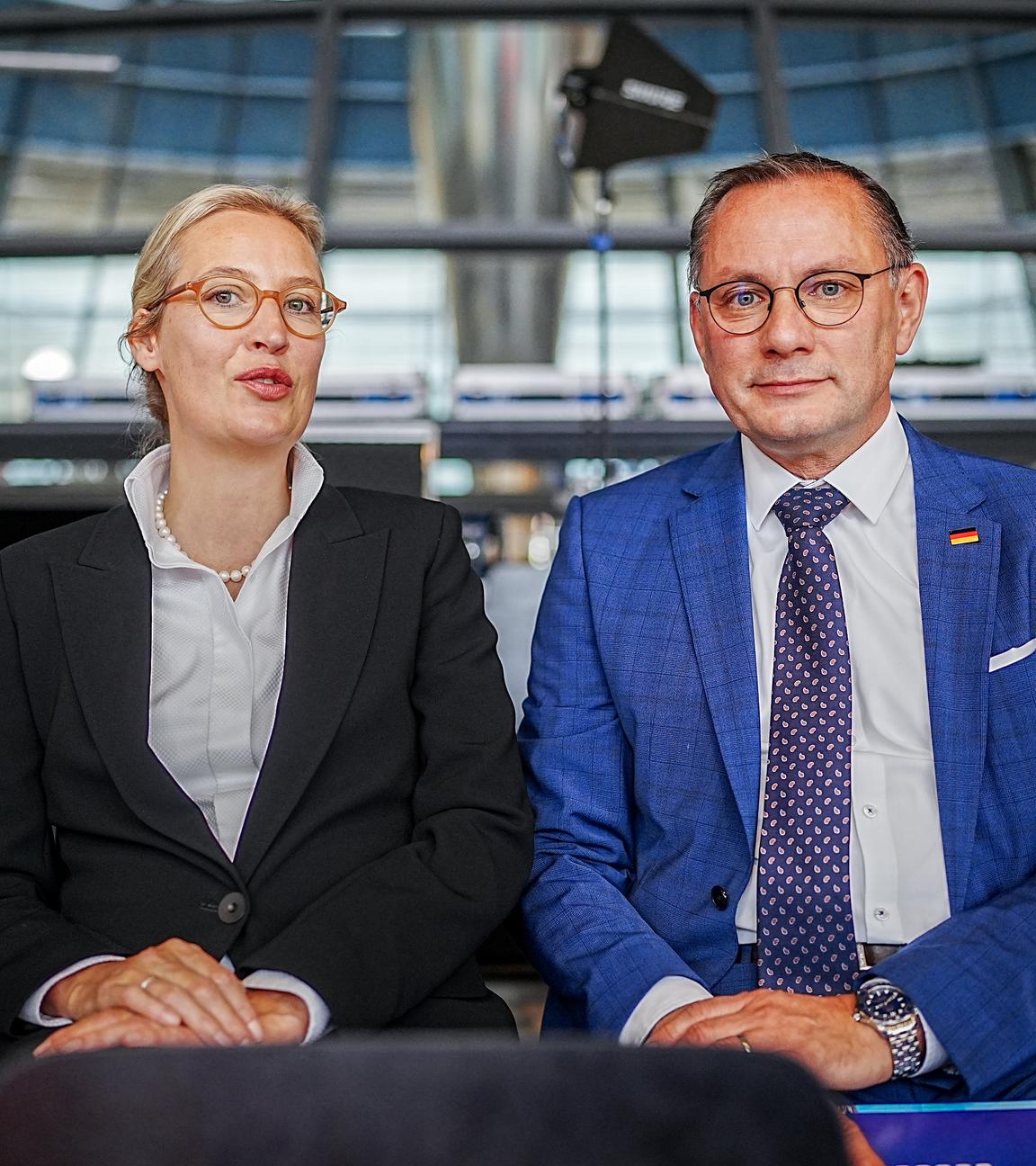 Berlin: Alice Weidel, Fraktionsvorsitzende der AfD, und Tino Chrupalla, AfD-Bundesvorsitzender und Fraktionsvorsitzender der AfD, warten auf ihr Pressestatement zur Sitzung der AfD-Bundestagsfraktion.