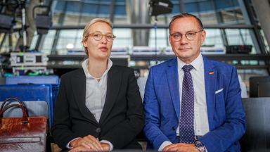 Berlin: Alice Weidel, Fraktionsvorsitzende der AfD, und Tino Chrupalla, AfD-Bundesvorsitzender und Fraktionsvorsitzender der AfD, warten auf ihr Pressestatement zur Sitzung der AfD-Bundestagsfraktion.