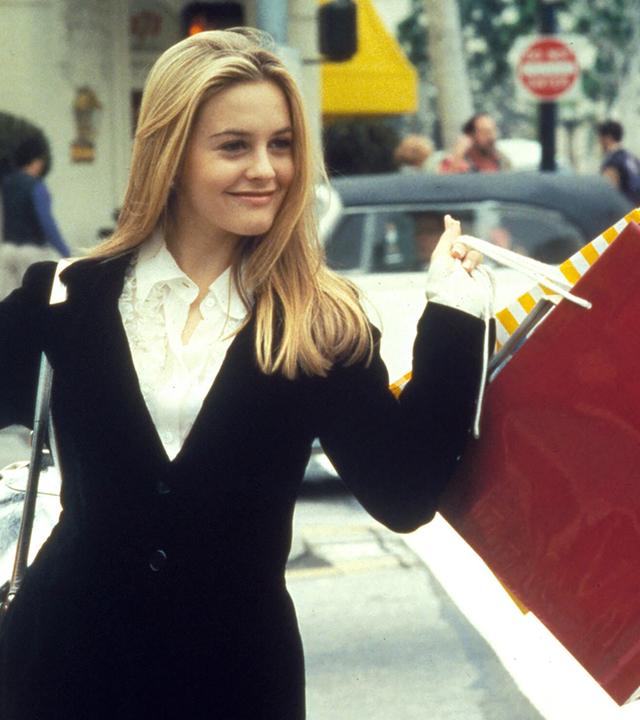 Eine junge Frau schwingt Taschen und Einkäufe: Alicia Silverstone