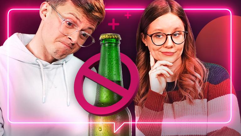 Links Jacob, rechts Leonie. Beide schauen auf eine Bierflasche in der Miete, um diese ein Verbotssymbol ist.