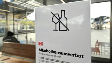 Schild mit Aufschrift "Alkoholverbot" an einem Bahngleis