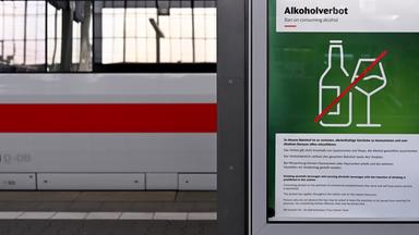 Ein Hinweis auf das Alkoholverbot hängt am Hauptbahnhof an einem Bahnsteig.
