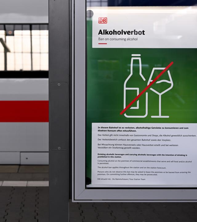Ein Hinweis auf das Alkoholverbot hängt am Hauptbahnhof an einem Bahnsteig.