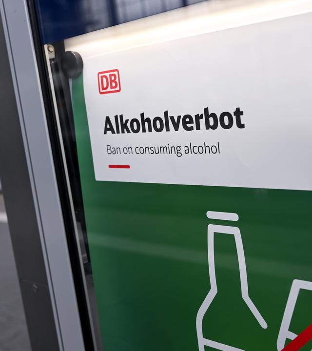 Ein Hinweisschild auf das Alkoholverbot hängt am Hauptbahnhof an einem Bahnsteig.