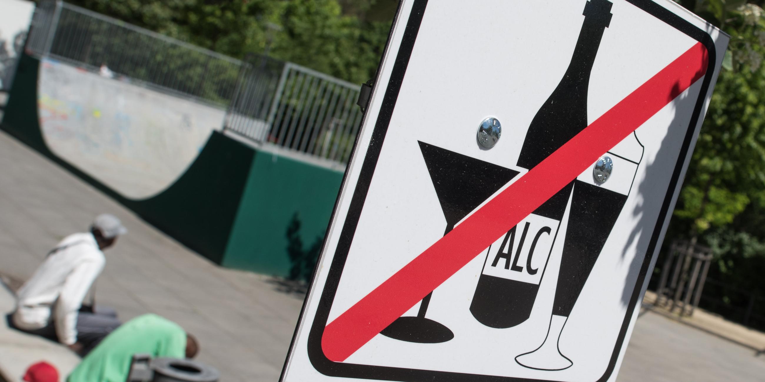Ein Alkoholverbotsschild hängt ein einem Laternenpfosten.