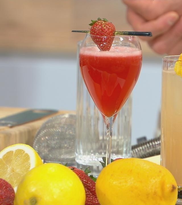 Getränke zum Frühling mit Erdbeeren auf dem Volle Kanne Tisch