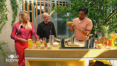 Nic Shanker bereitet einen Drink zu, waährend Nadine Krüger und Dieter Falk zuschauen.