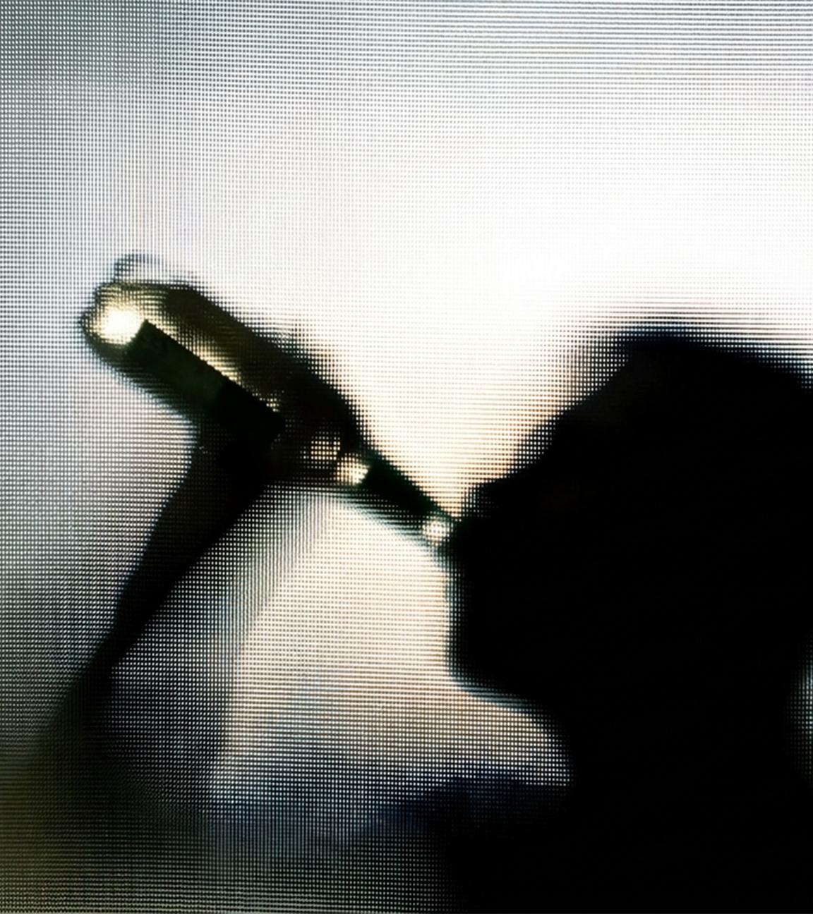 Mann trinkt aus einer Flasche.