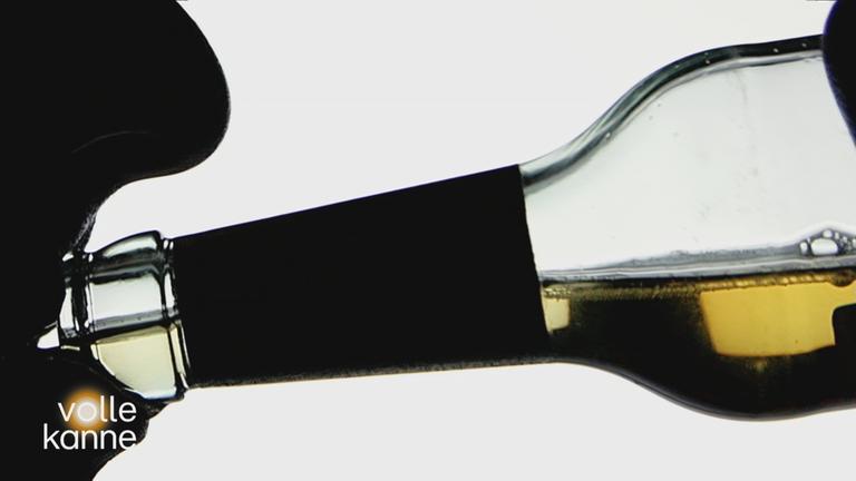 Gesicht nah: Bierflasche an Mund