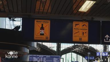 Ein Schil auf dem "Alkohl verboten" steht in einer Bahnhofshalle.
