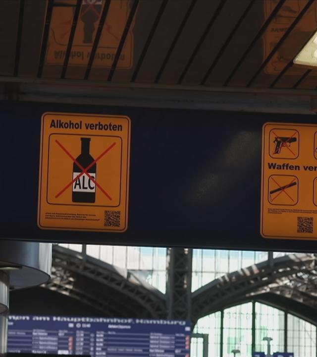 Ein Schil auf dem "Alkohl verboten" steht in einer Bahnhofshalle.