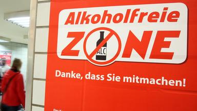 Ein Plakat mit der Aufschrift "Alkoholfreie Zone - Danke, dass sie mitmachen!" hängt in einem U-Bahn-Durchgang im Hauptbahnhof in Hamburg.