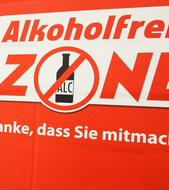 Ein Plakat mit der Aufschrift "Alkoholfreie Zone - Danke, dass sie mitmachen!" hängt in einem U-Bahn-Durchgang im Hauptbahnhof in Hamburg.