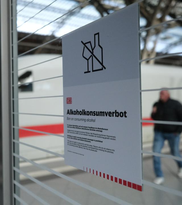 Leipzig, Sachsen: Ein Plakat mit der Überschrift Alkoholverbot hängt an einer Glaswand im Hauptbahnhof.
