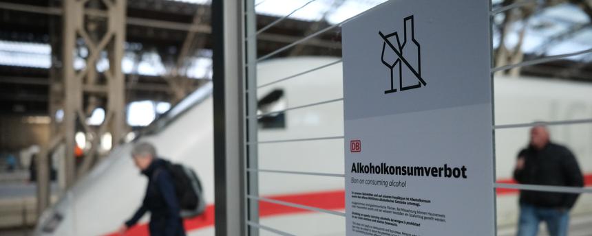 Leipzig, Sachsen: Ein Plakat mit der Überschrift Alkoholverbot hängt an einer Glaswand im Hauptbahnhof.