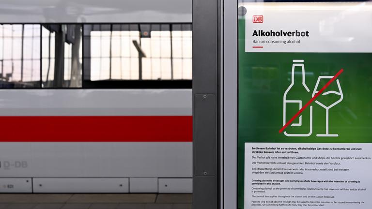 Bayern, München: Ein Hinweis auf das Alkoholverbot hängt am Hauptbahnhof an einem Bahnsteig.