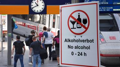 Ein Alkoholverbotsschild an einem Bahnhof.