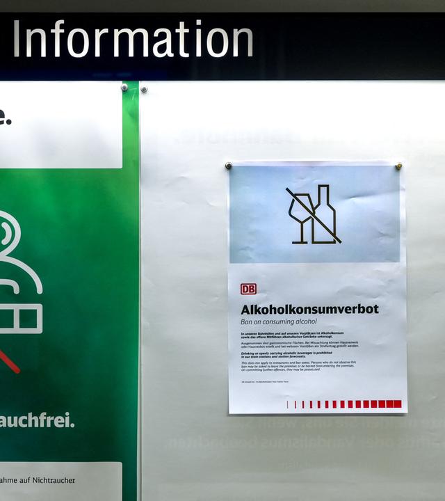 15.10.2026, Sachsen-Anhalt, Halle / Saale: Ein Aushang am Hauptbahnhof Halle informiert über das Alkoholverbot.