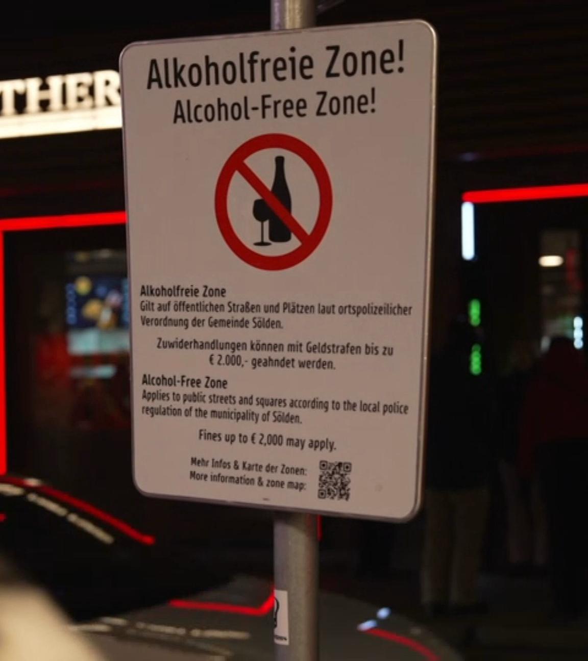 Vor einem Club in Sölden hängt ein Schild mit der Aufschrift "Alkoholfreie Zone! - Alcohol-Free Zone!".