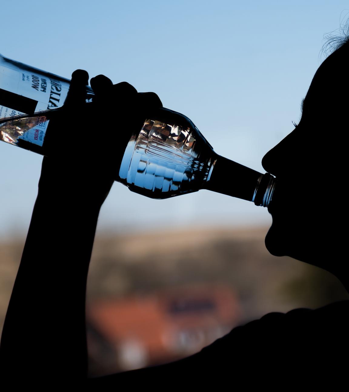Ein Mädchen trinkt aus einer Flasche Wodka am 04.03.2022 in Rottweil.