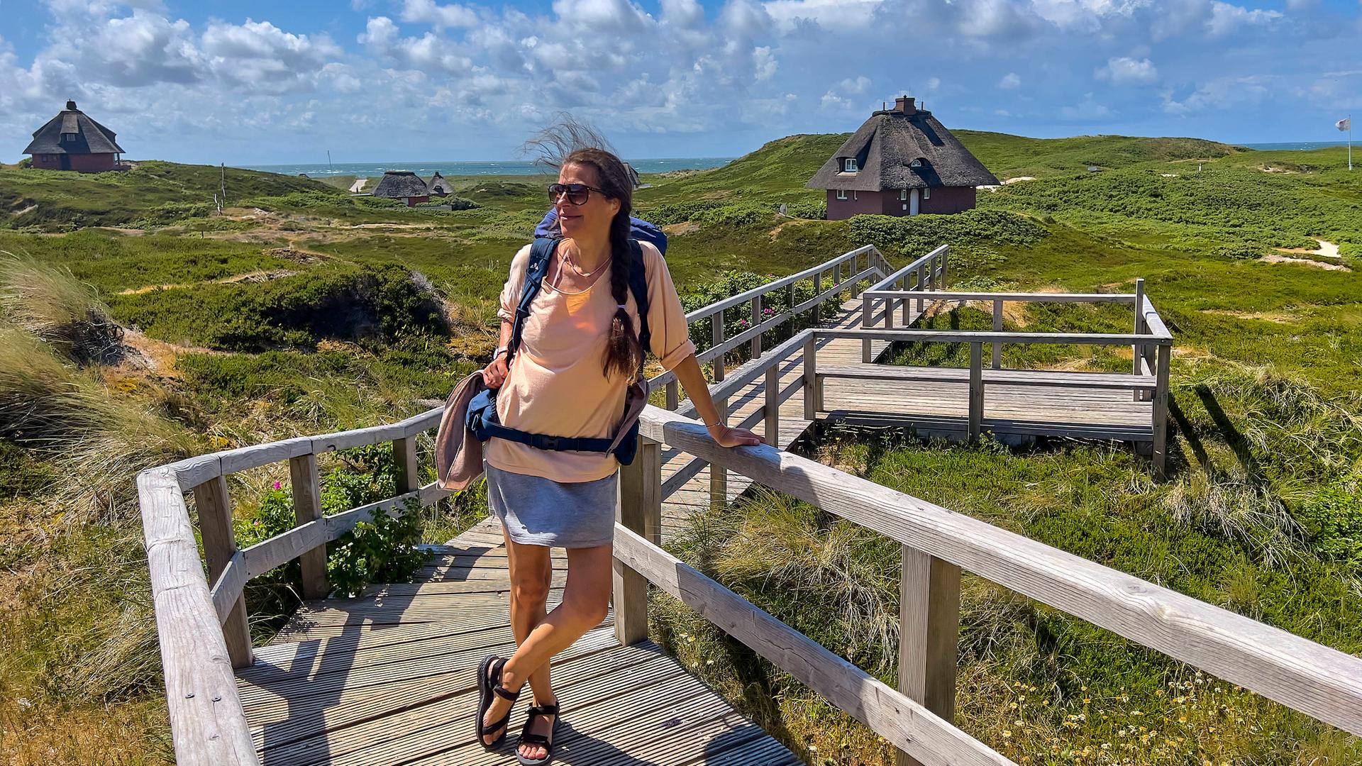 Backpackerin am Strand von Sylt 