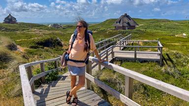 Backpackerin am Strand von Sylt 