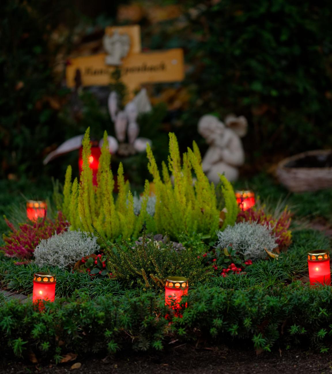 Grablichter auf einem Grab auf dem Kölner Melatenfriedhof