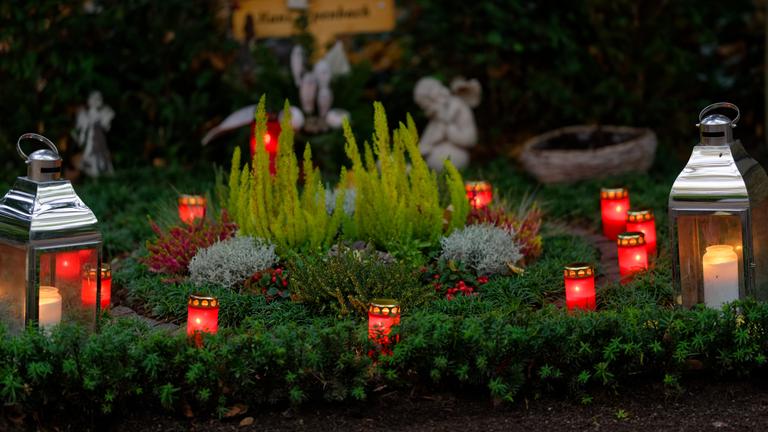 Grablichter auf einem Grab auf dem Kölner Melatenfriedhof