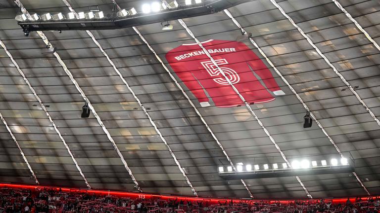 Archiv: Franz Beckenbauer Triko unter dem Stadion Dach waehrend des Spiels der 1. Bundesliga zwischen FC Bayern München und Borussia Dortmund, Allianz Arena am 12. 4. 2025 in München, Deutschland.