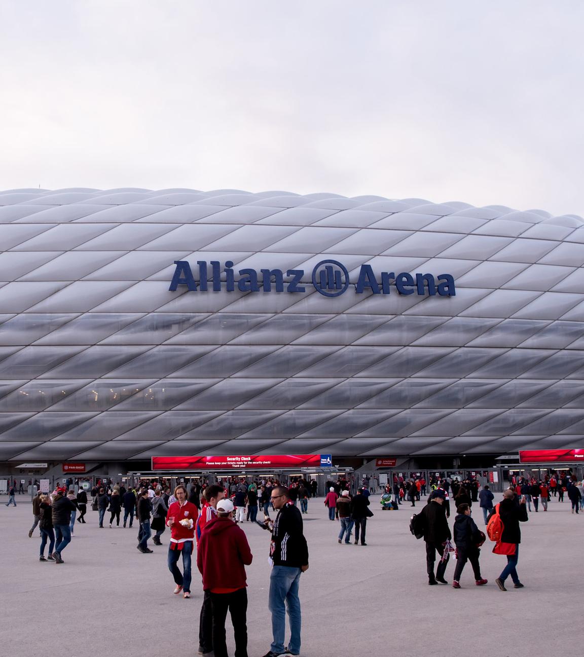 Bayern, München: Fußballfans vor der Allianz Arena. Archivbild
