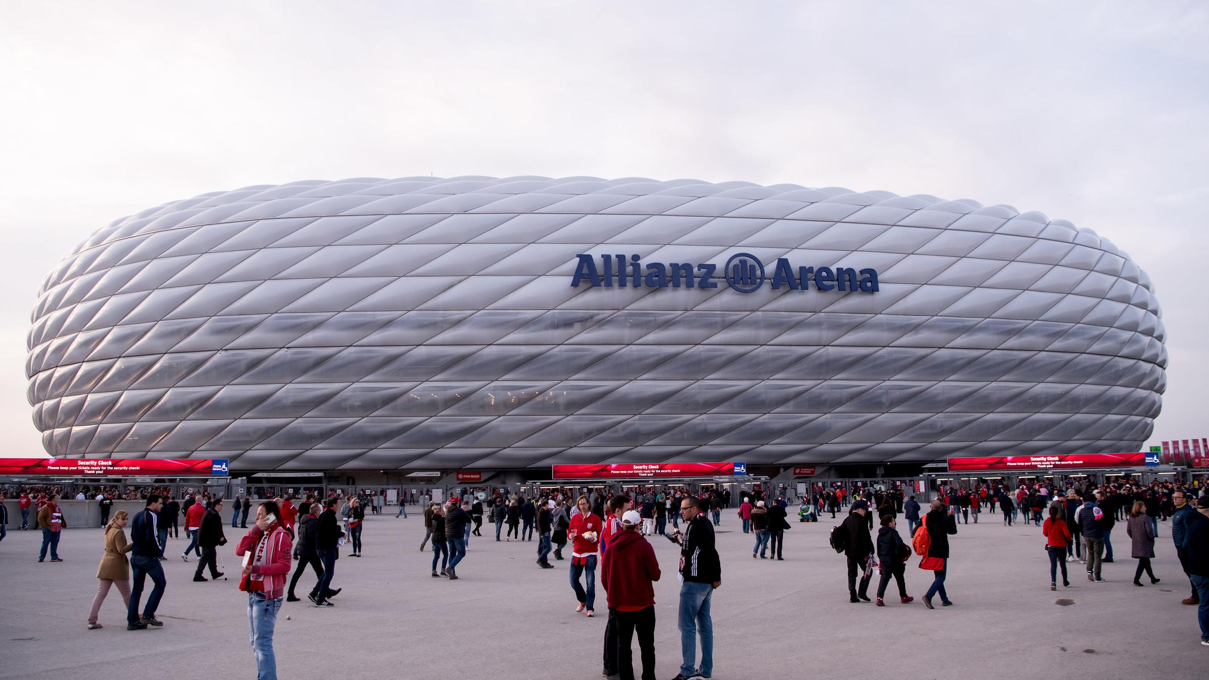 Bayern, München: Fußballfans vor der Allianz Arena. Archivbild