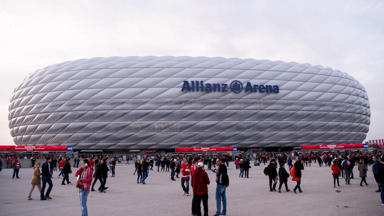 Bayern, München: Fußballfans vor der Allianz Arena. Archivbild