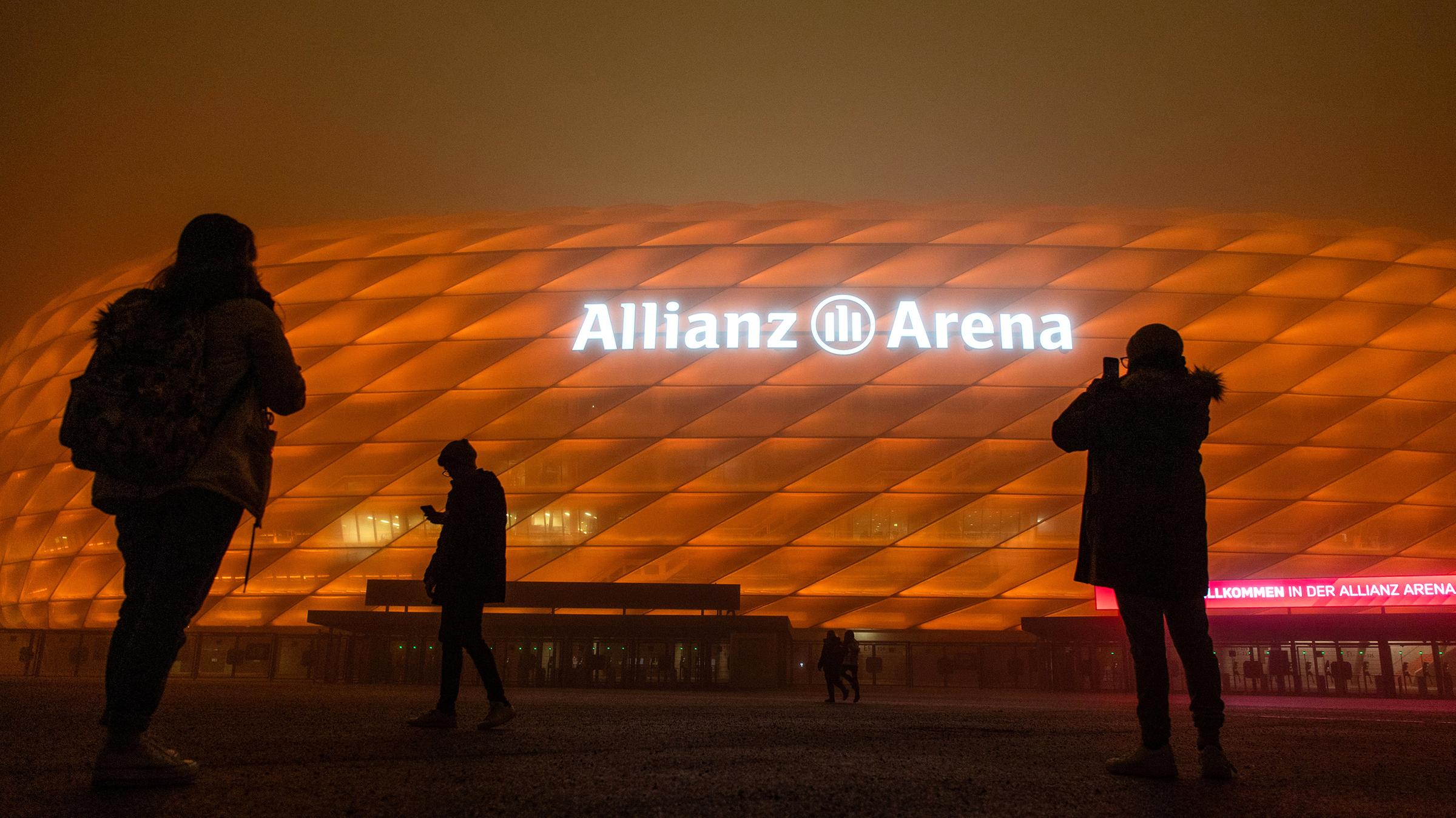 Orange angeleuchtete Allianz Arena als Teil der Kampagne "Orange the world".