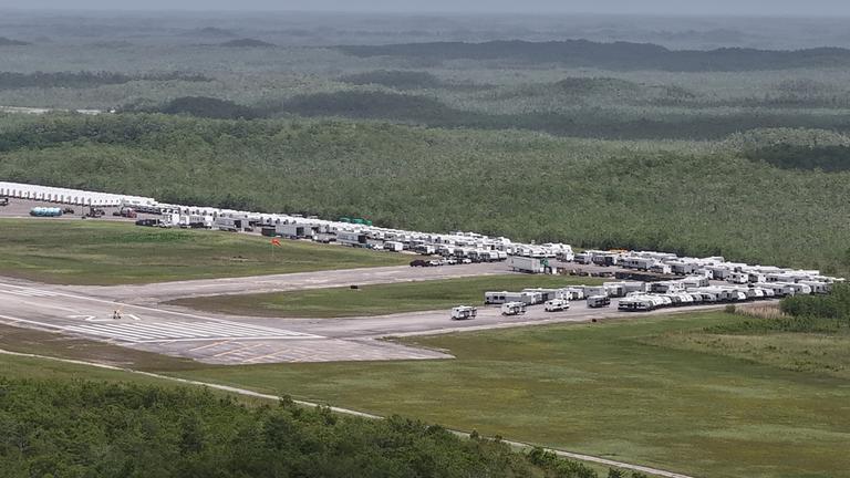 Eine Luftaufnahme soll den Bau von "Alligator Alcatraz" zeigen, einer Einwanderungshaftanstalt in der Nähe der Stadt Miami. Aufgenommen am 27.06.2025.