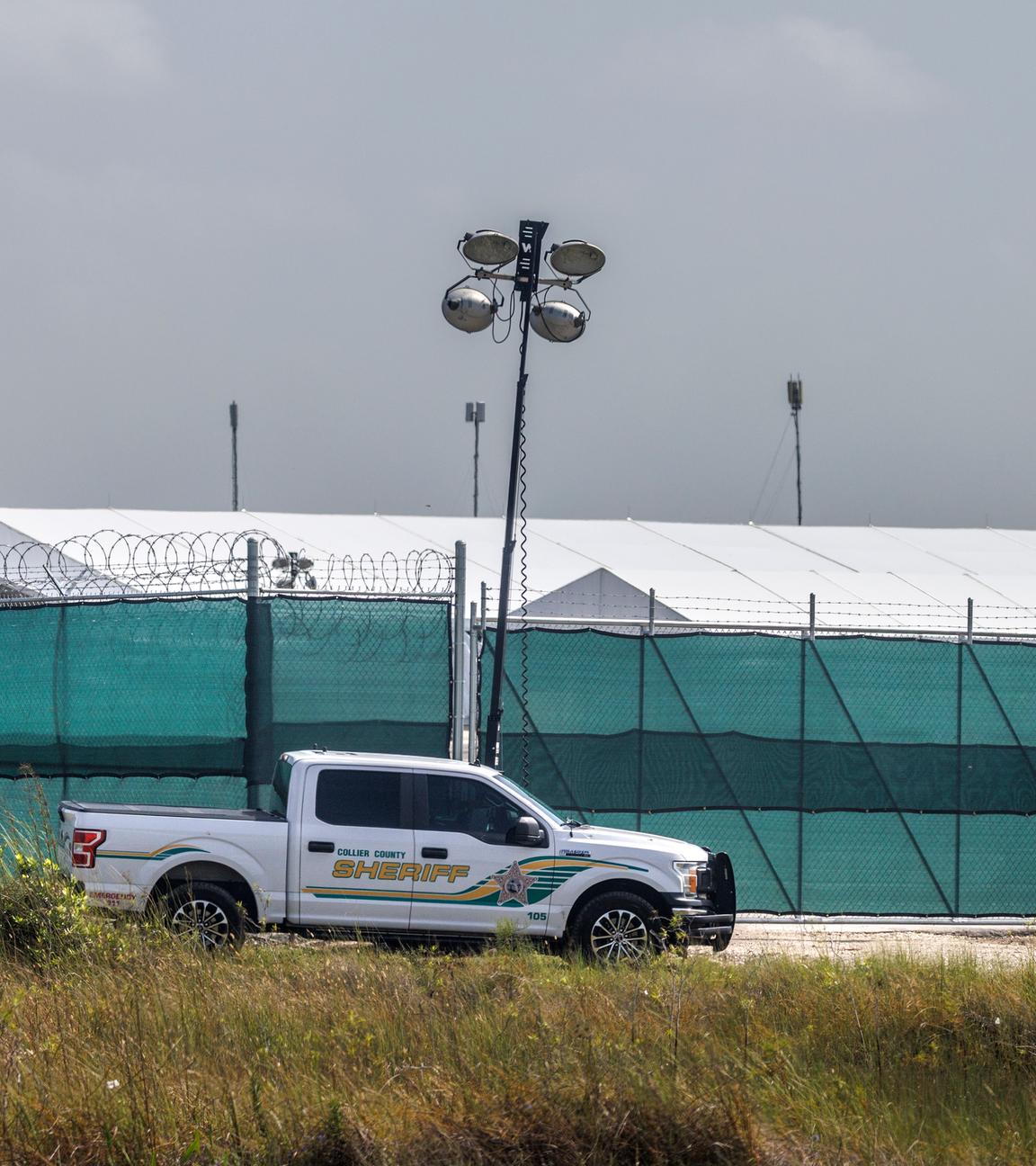 Aligator Alcatraz Abschiebezentrums in Floridas Sümpfen
