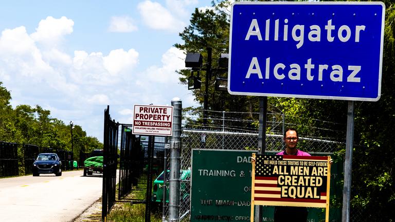 "Alligator Alcatraz": Protest vor Abschiebegefängnis in Florida (Archivbild)
