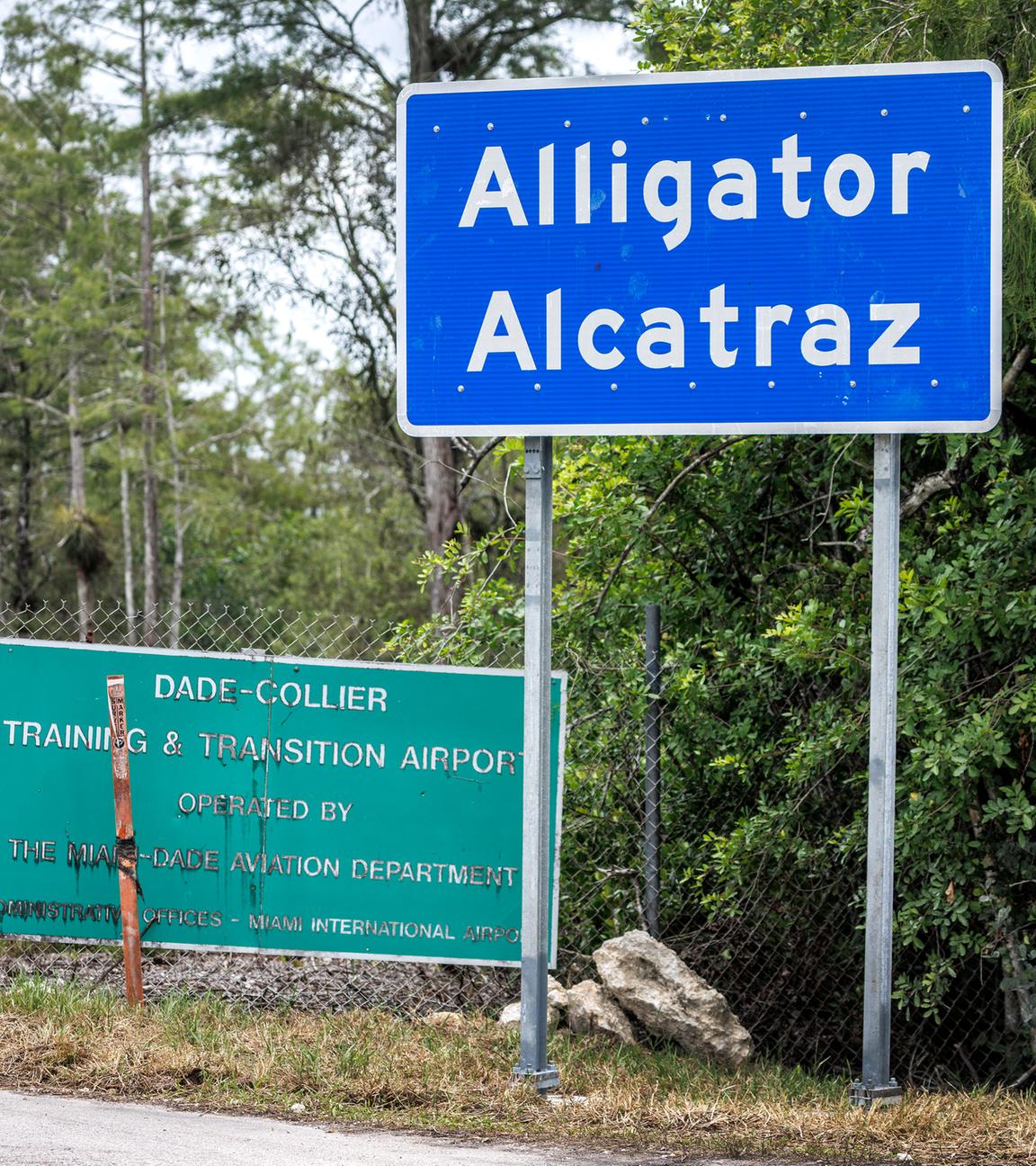 Schild mit der Aufschrift "Alligator Alcatraz" vor dem Abschiebegefängniss in Florida.