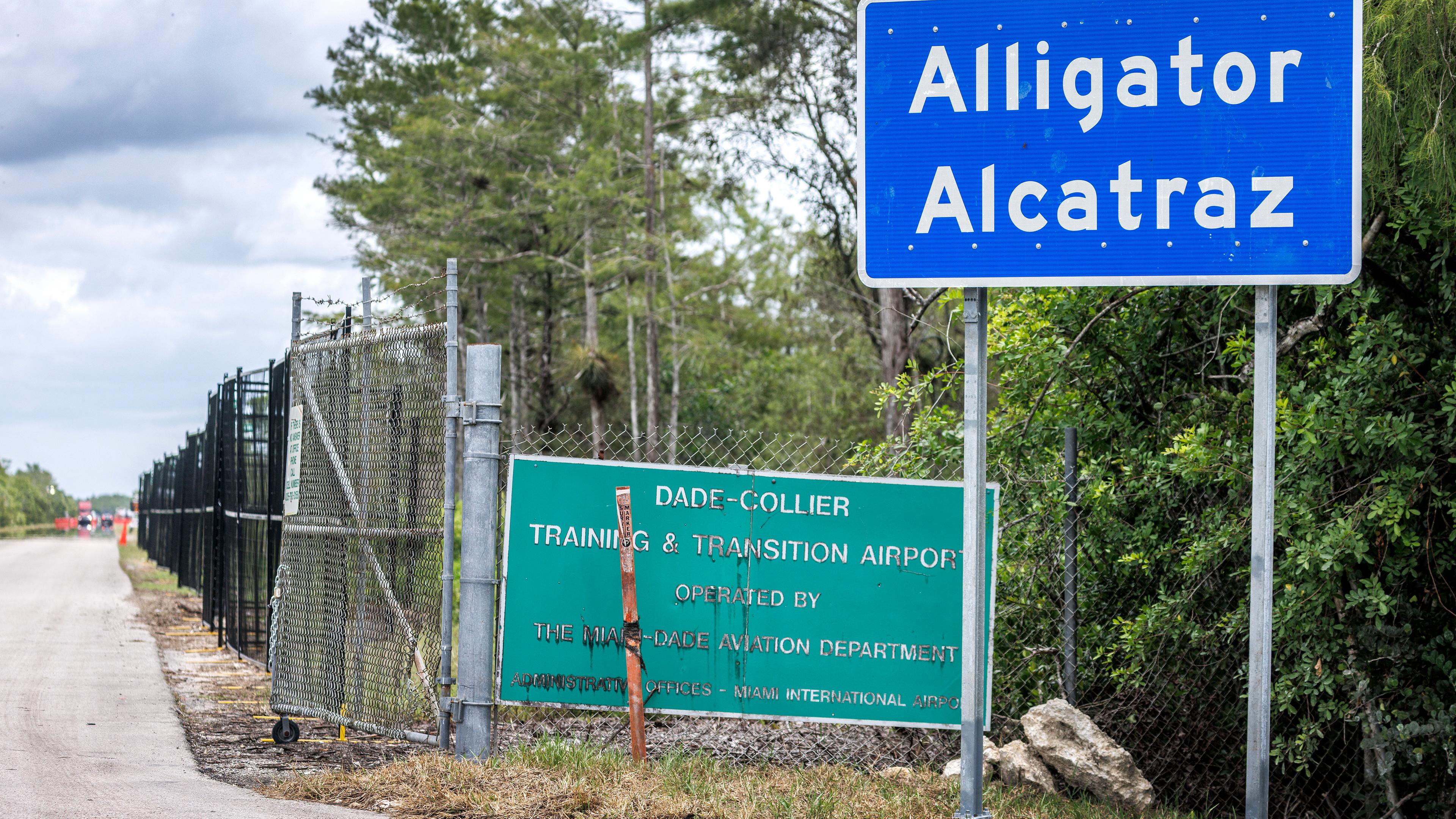 Schild mit der Aufschrift "Alligator Alcatraz" vor dem Abschiebegefängniss in Florida.