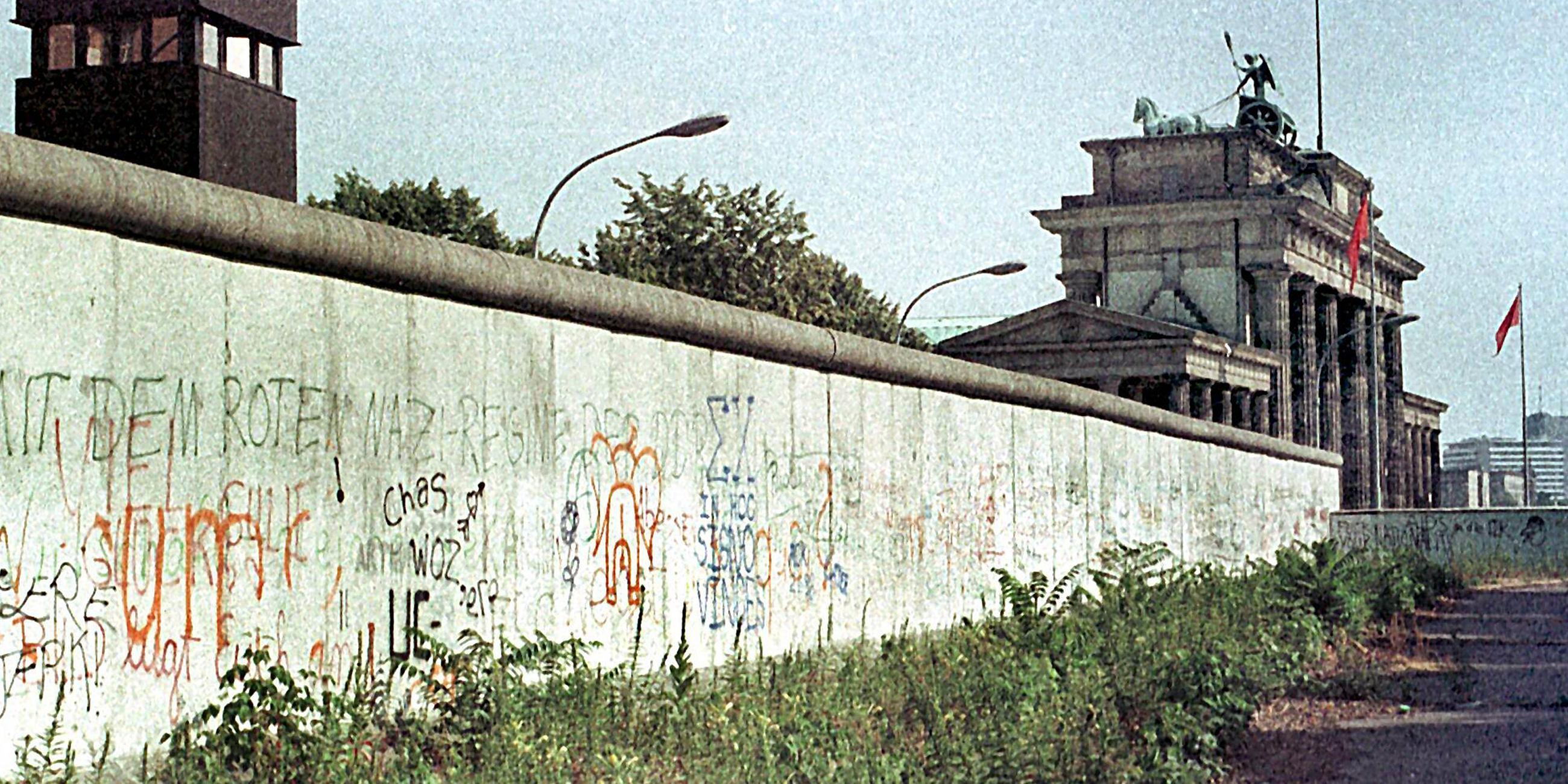 Das Archivbild vom August 1984 zeigt die Berliner Mauer mit einem Wachturm (l) am Brandenburger Tor (r).