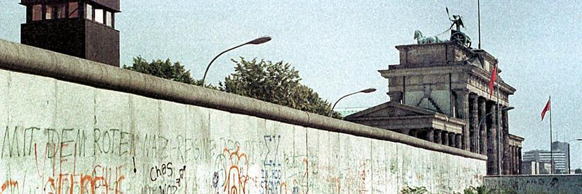 Das Archivbild vom August 1984 zeigt die Berliner Mauer mit einem Wachturm (l) am Brandenburger Tor (r).