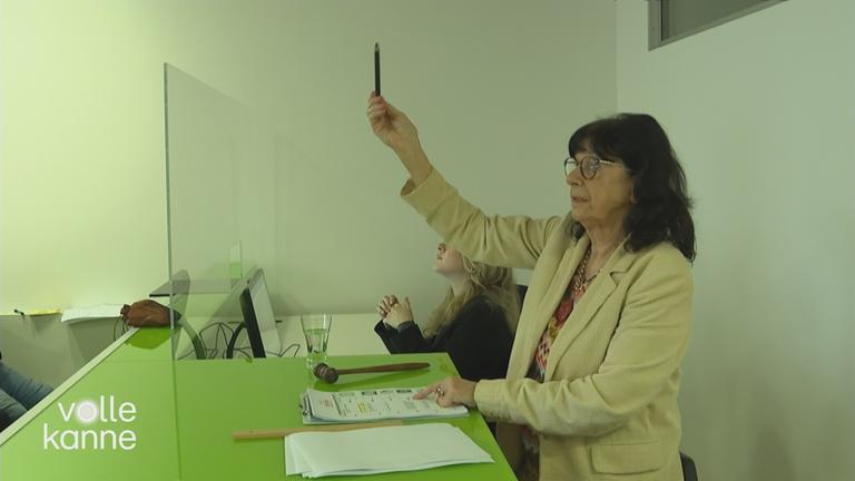 Auktionärin bei einer Versteigerung